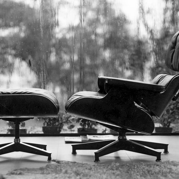 black eames chair